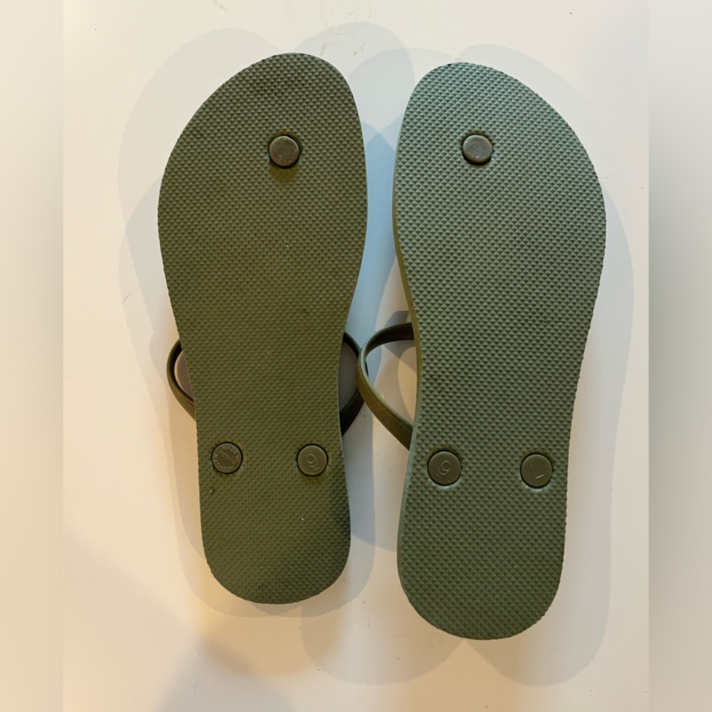 Old Navy Olive Green Slim-Strap Flip Flops - Picture 3 of 3